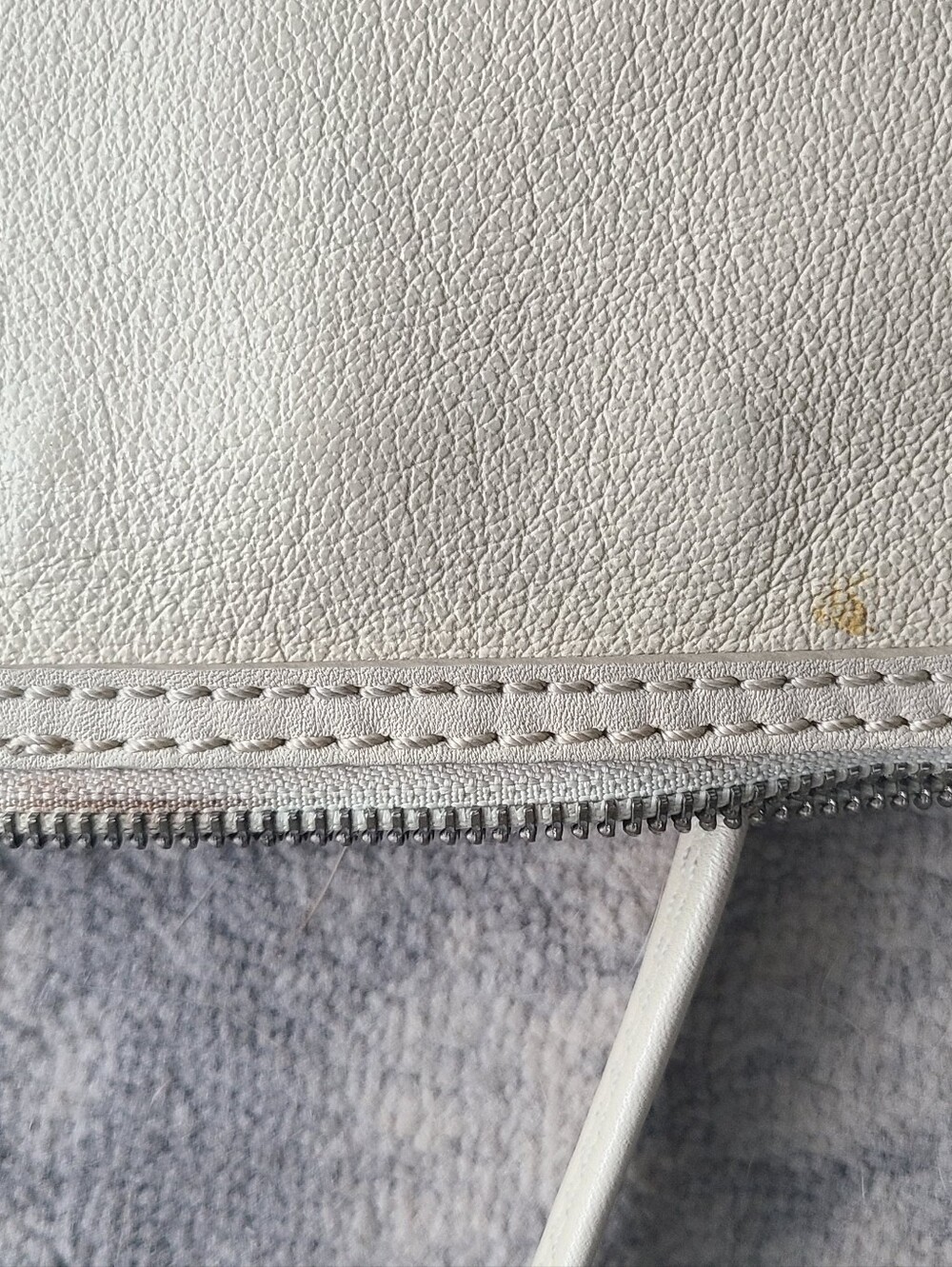 Marc Jacobs Cream Crossbody Bag - Minimal Leather Shoulder Purse - Picture 7 of 8